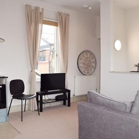 Stylish Light-Filled 1 Bedroom Flat In Hammersmith Лондон Екстериор снимка