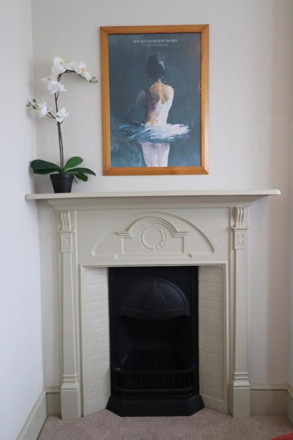 Stylish Light-Filled 1 Bedroom Flat In Hammersmith Лондон Екстериор снимка